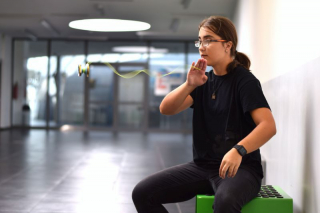 Veronika Kamenská předvádí trik s yoyem na univerzitě, kde studuje. | Foto: Oto Janoušek